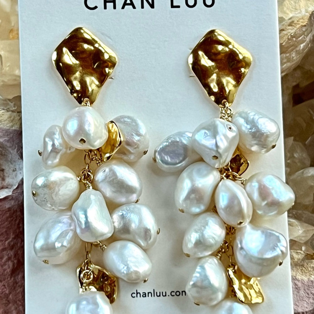 🌺🎉HP🎉🌺 NWT Anthropologie Chan Luu Gold and Pearl Cluster Chandeliers - Picture 3 of 15